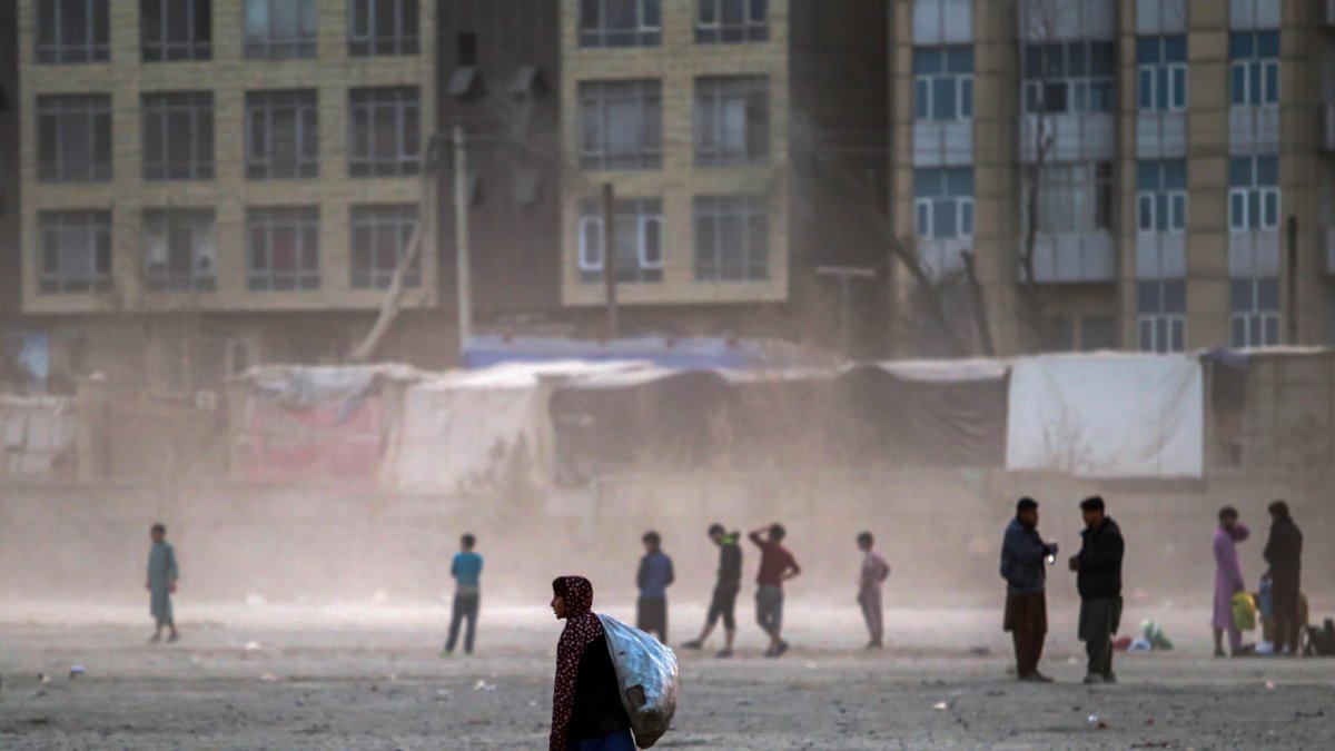 Un niño afgano busca residuos reciclables para venderlos a las fábricas, al borde de una carretera en Kabul, Afganistán, el 24 de enero de 2024.