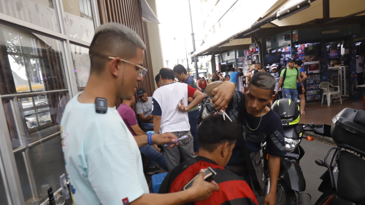 Darío y Justin trabajaban en la cabeza de un cliente al mismo tiempo.