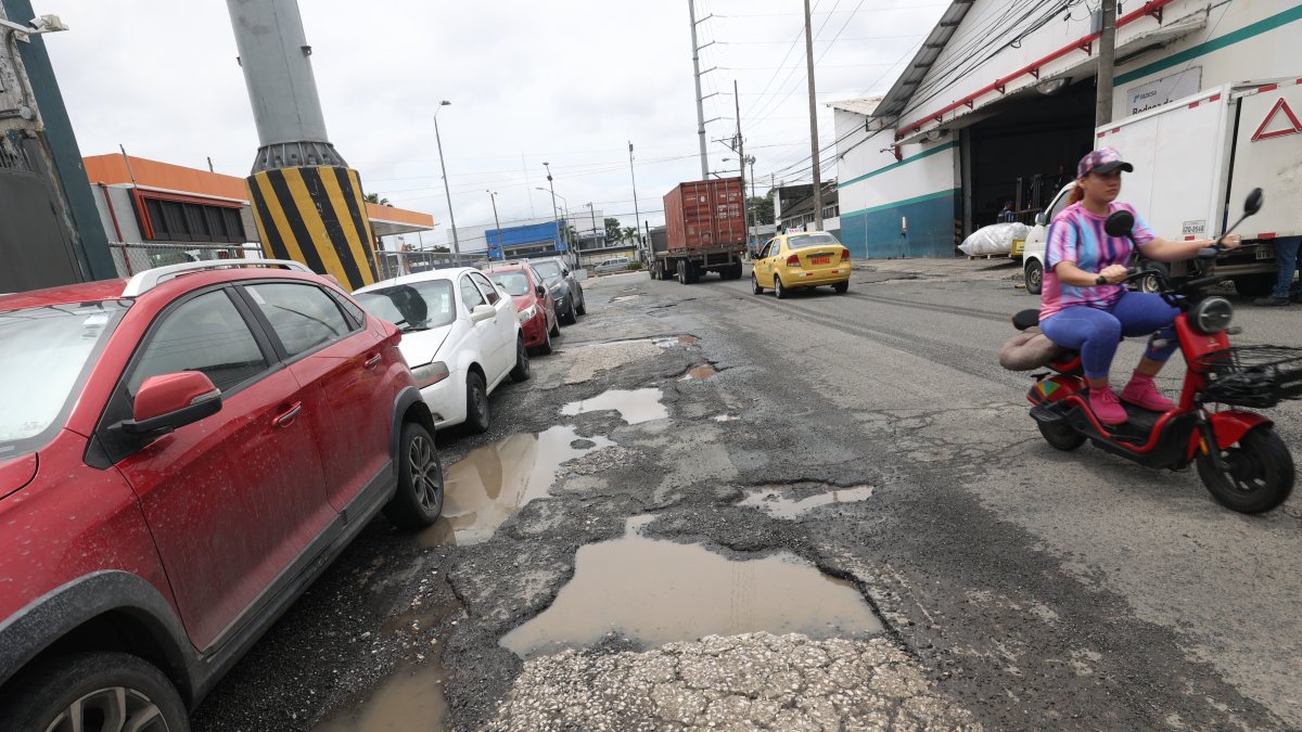 Daños. Solo en La Pradera, los habitantes conviven con huecos enormes y múltiples desde hace ya cinco años.
