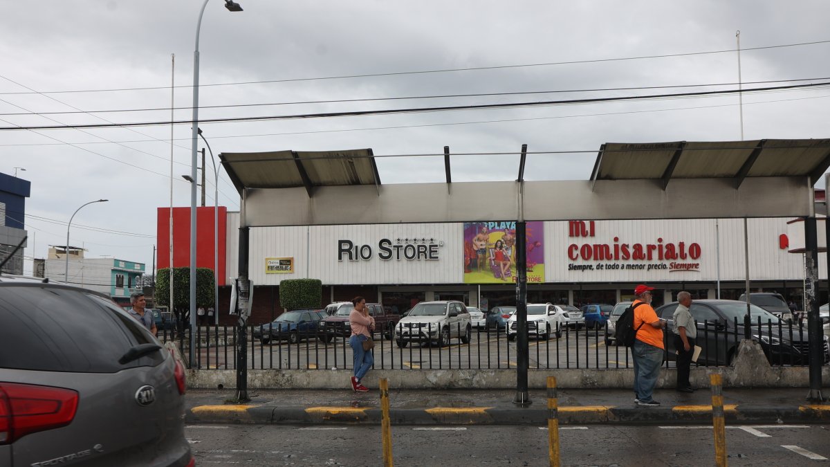 Hay paradas sin techo que dejan sin refugio al ciudadano.
