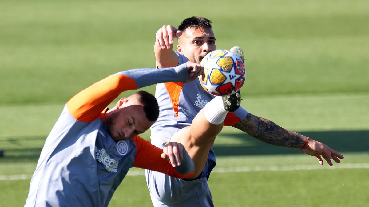 Los jugadores del Inter de Milán Marko Arnautovic (i) y Lautaro Martínez participan durante una sesión de entrenamiento del equipo en Milán.