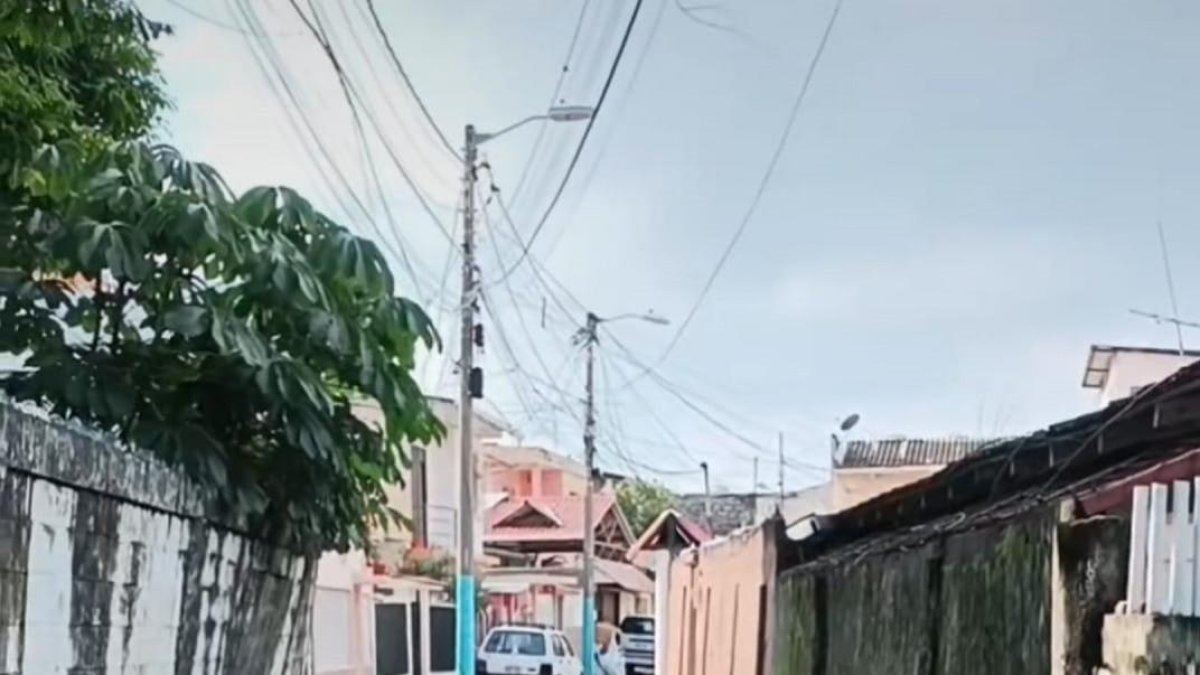 A la izquierda se observa el cerramiento del predio abandonado en la ciudadela El Paraíso.