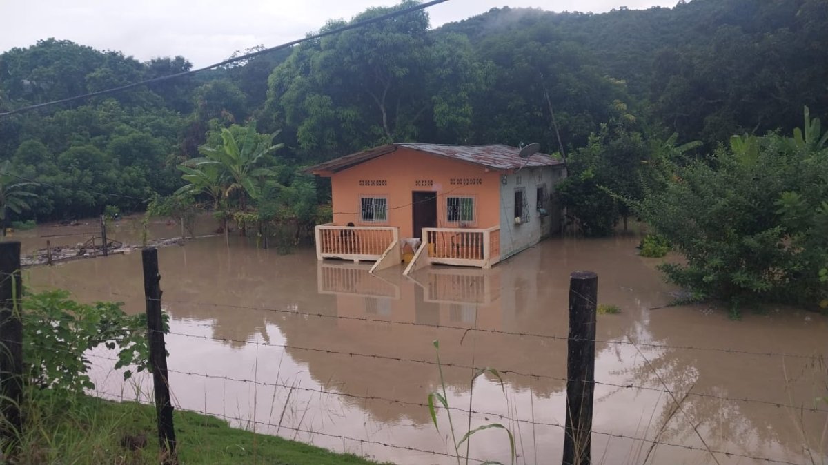 Esmeraldas. Los ríos Súa y Atacames se desbordaron e inundaron varias zonas urbanas y rurales.