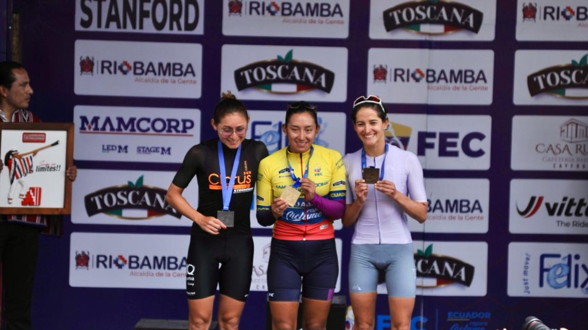 Elizabeth (d) posa con la medalla de ruta junto a Miryam Núñez (c).