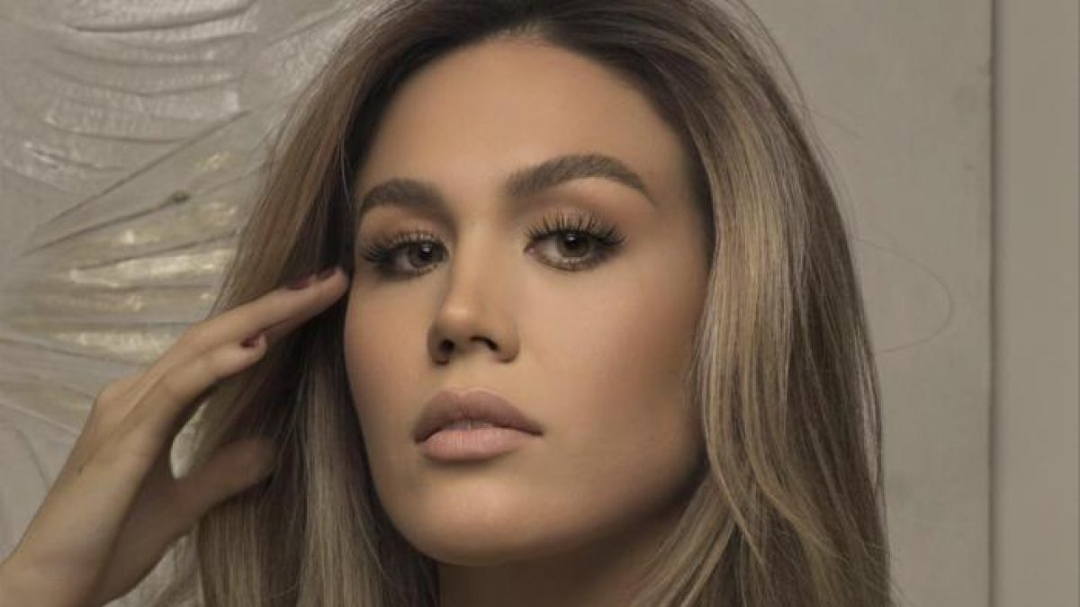 Ylinka se produce a sí misma con piezas únicas, ricas en detalles.