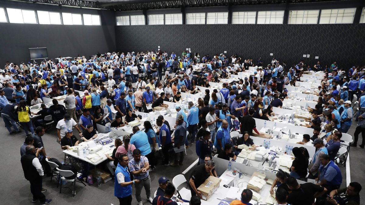 Miembros de mesas electorales trabajan en el escrutinio final de elecciones para diputados en San Salvador (El Salvador), en una fotografía de archivo.