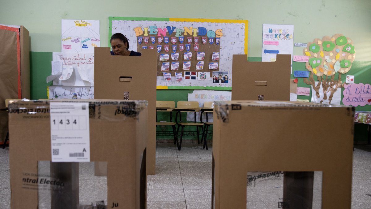 Ciudadanos ejercen su voto durante las elecciones municipales, este domingo 18 de febrero de 2024 en Santo Domingo (República Dominicana).