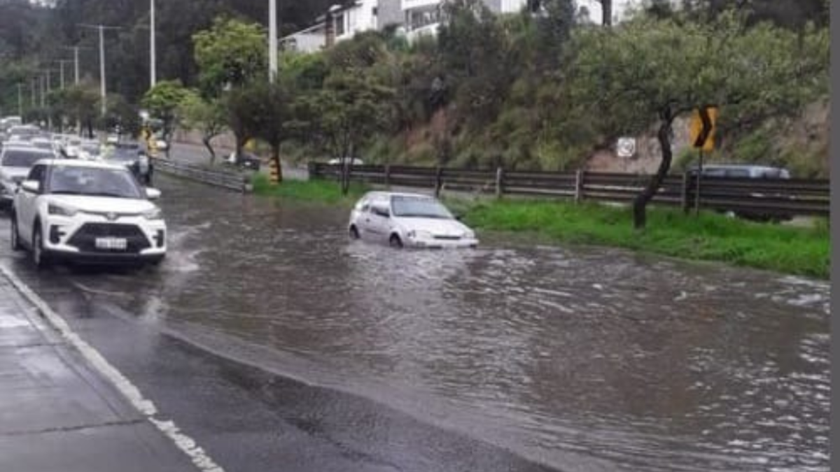 Algunas calles de la ciudad registraron acumulación de agua tras la fuerte lluvia que cayó durante la tarde.