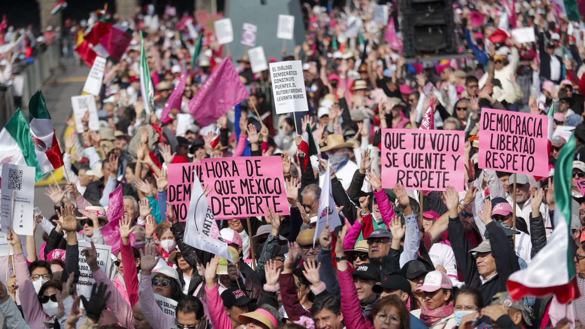Miles de personas participan durante la 'Marcha por nuestra Democracia' este domingo en la Ciudad de México (México).