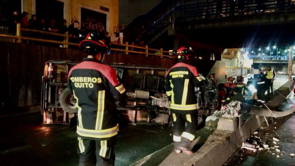 Los bomberos han solicitado a la ciudadanía manejar con precaución.