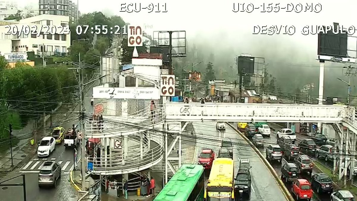 Las personas reportaron que una fuerte congestión afecta a los usuarios de esa vía, que conecta Quito con los valles.