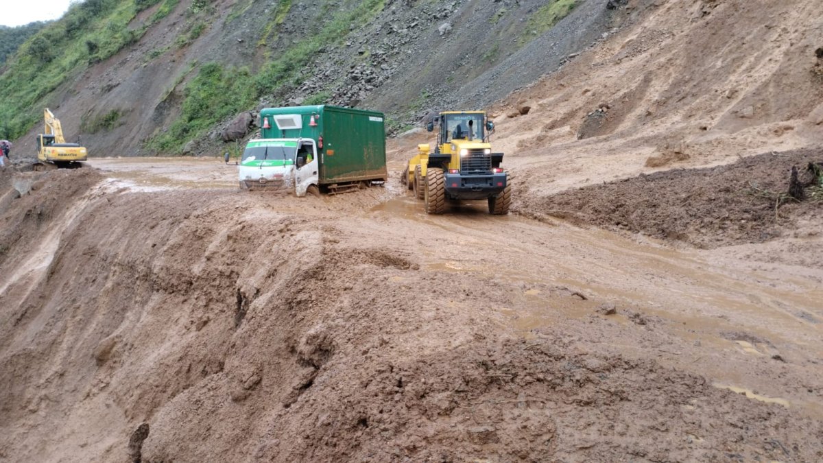 Un camión quedó atrapado en un deslizamiento de tierra y lodo en el kilómetro 90 de la vía Cuenca- Molleturo.