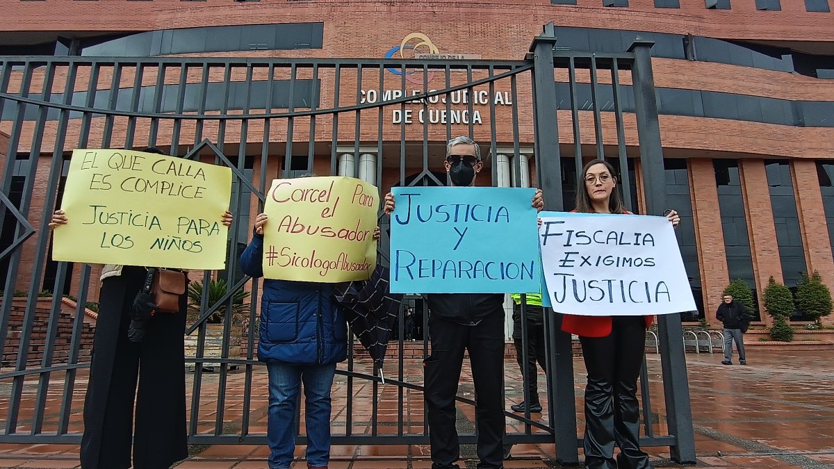 Familiares de una de las víctimas llegaron al Complejo Judicial de Cuenca para exigir justicia.