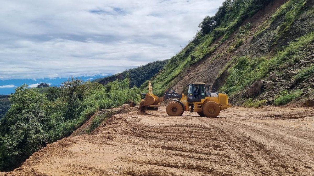 Las labores de limpieza continúan en el kilómetro 90 de la vía Cuenca- Molleturo- El Empalme.