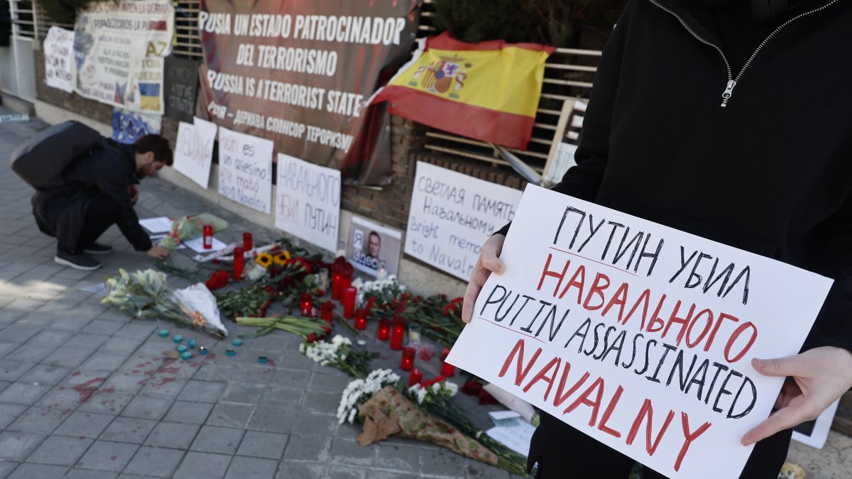 Protesta ante la embajada rusa en Madrid por el asesinato del fallecido líder opositor Alexéi Navalni, la liberación de presos políticos en Rusia y contra la guerra de Ucrania, reste sábado en Madrid.