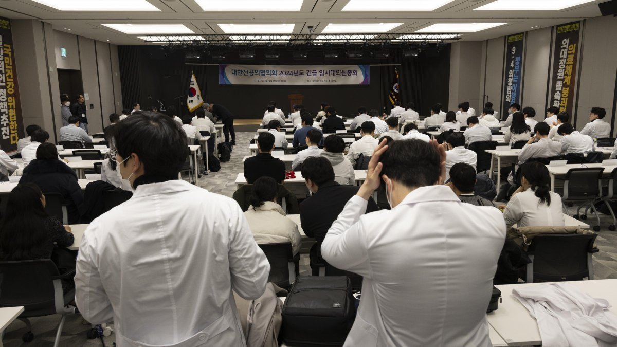 Médicos en formación asisten a una reunión de emergencia en la sede de la Asociación Médica Coreana en Seúl, Corea del Sur, el 20 de febrero de 2024.