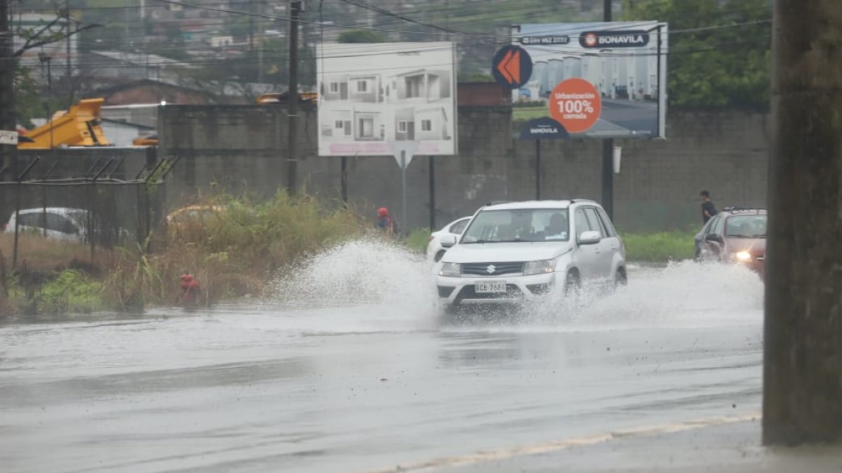 La mañana de este martes 20 aún llovía en diferentes sectores de la ciudad.