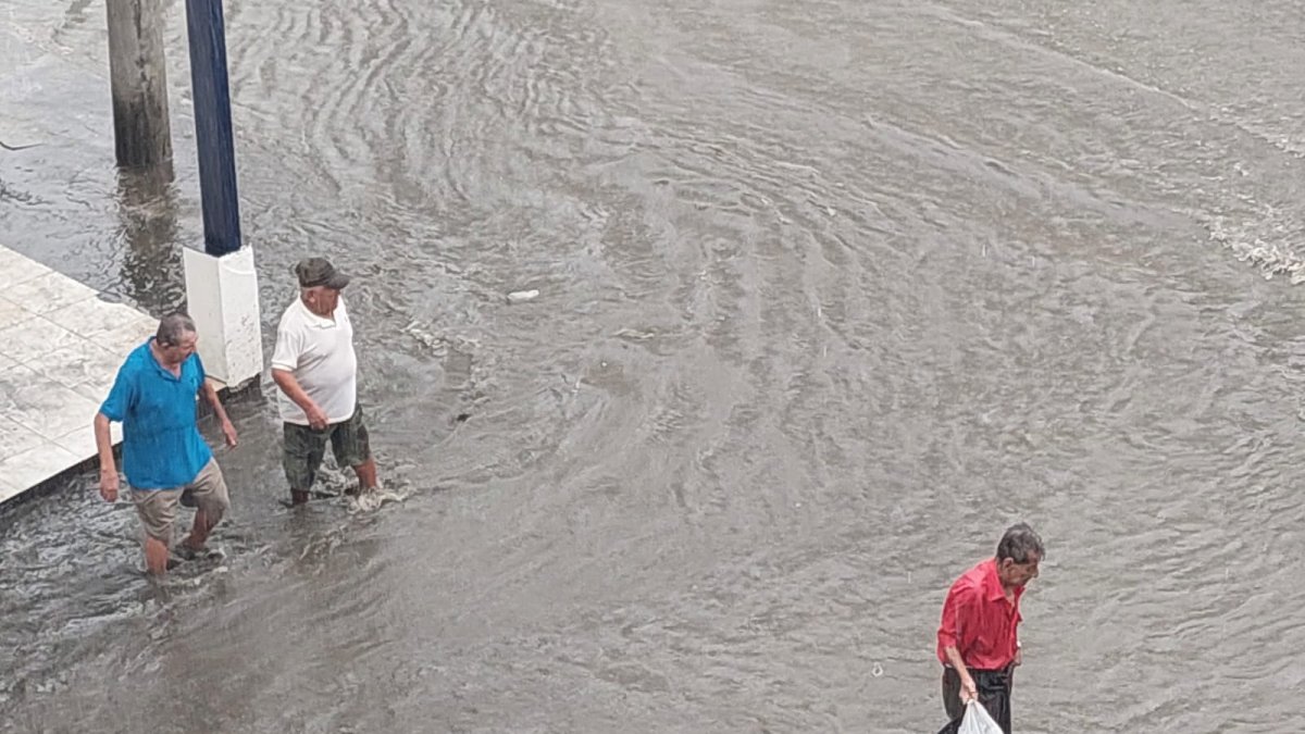 Varias calles del centro de Manta, Manabí, amanecieron inundadas este martes 20 de febrero tras las lluvias.