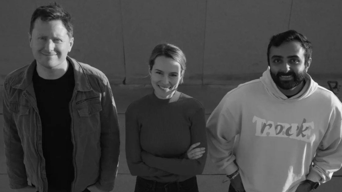 Bridgit Mendler juntos con sus compañeros de la empresa NorthwoodSpace.