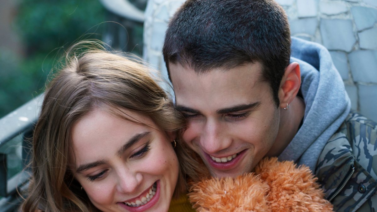 Clara Galle como Raquel y Julio Peña como Ares, en la última entrega de 'A través de tu mirada'.