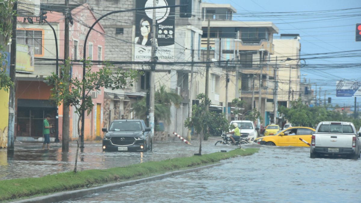La avenida Marcel Laniado, en el centro de Machala, amaneció inundada este 20 de febrero debido a la fuerte y prolongada lluvia.