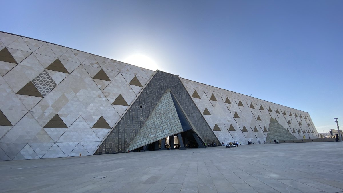 La fachada del edificio principal del nuevo Gran Museo Egipcio (GEM) en El Cairo, Egipto