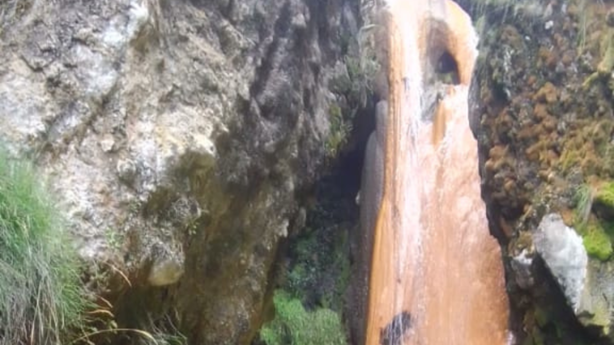 Cascadas cerradas por deslizamientos.