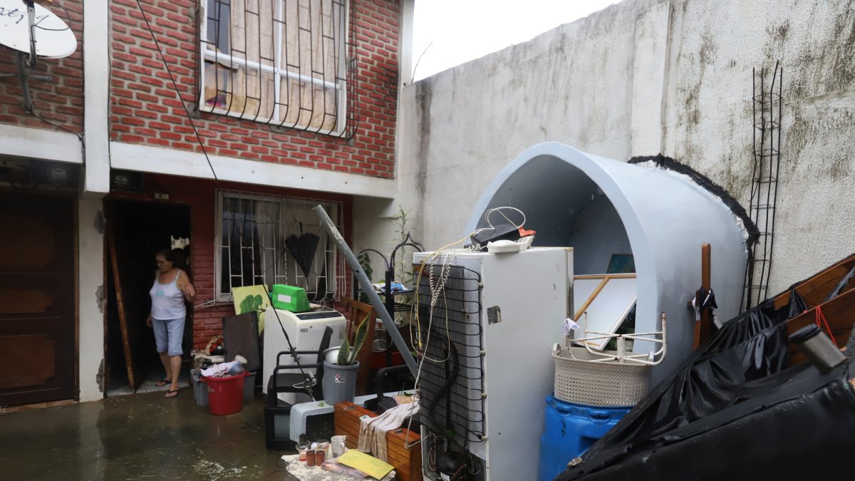 Afectados. Los electrodomésticos, en su mayoría, se dañaron. La ropa, en cambio, quedó flotando en el barrio.