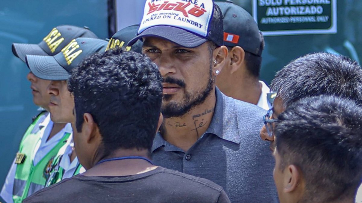 El delantero Paolo Guerrero llegó a Lima procedente de Río de Janeiro.