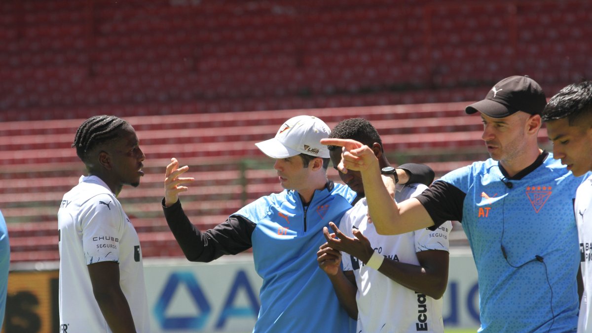El entrenador español Josep Alcácer (c) no podrá dirigir en la Recopa Sudamericana. Adrián Gabbarini (d) tomará su lugar.