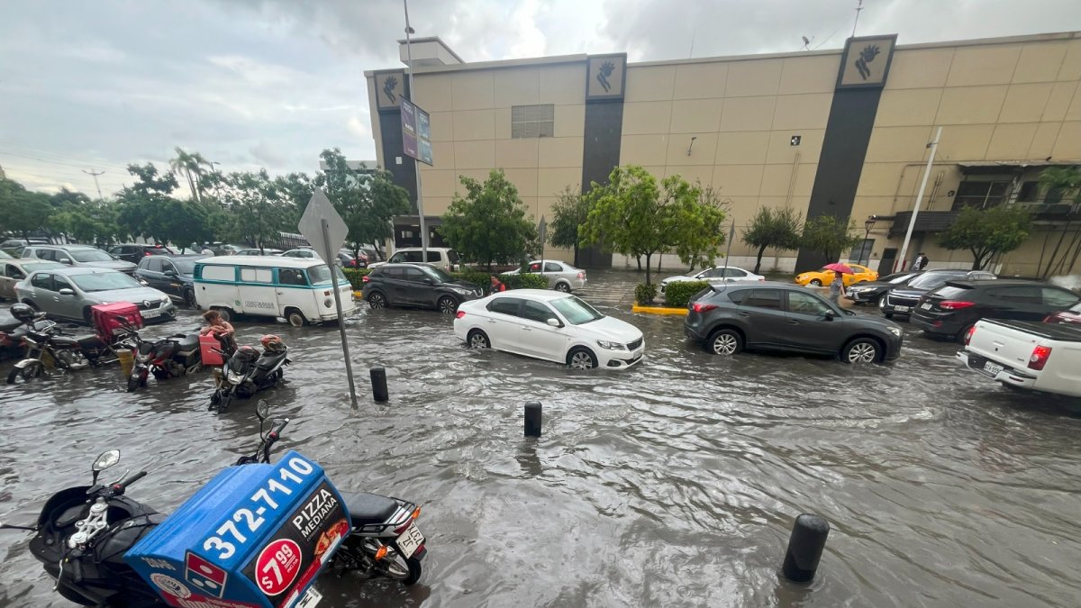 La tarde de este martes 20 de febrero se registró acumulación de agua.