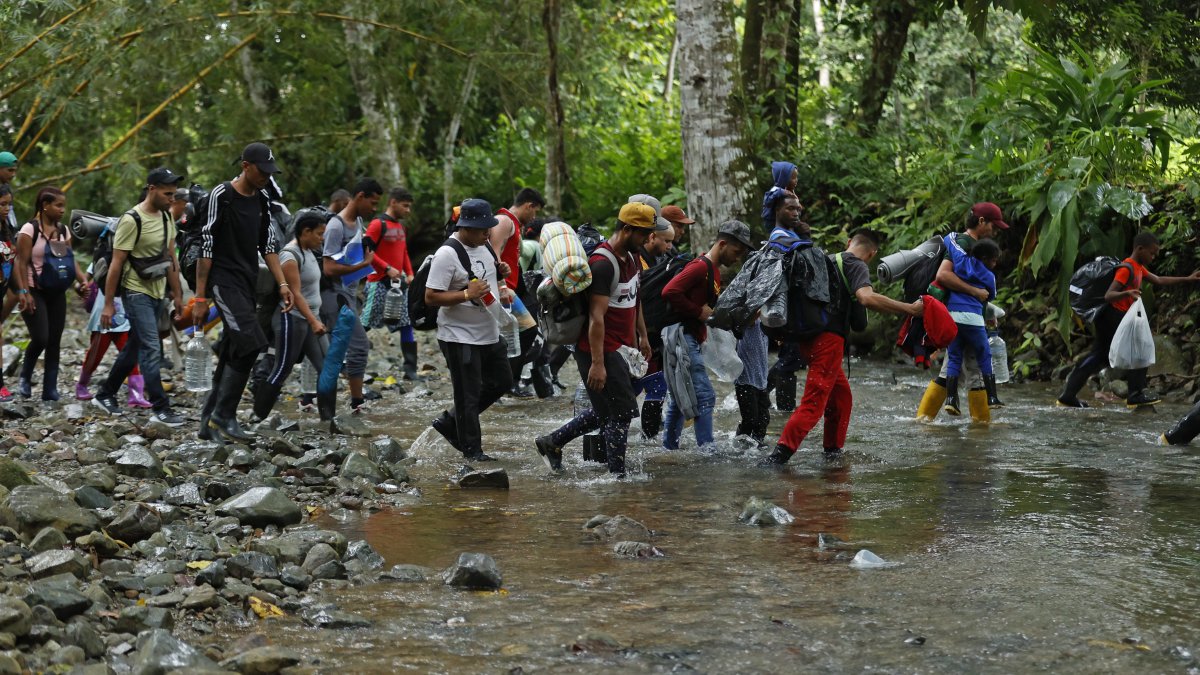 Tapón del Darién. Un grupo de migrantes suben una montaña.