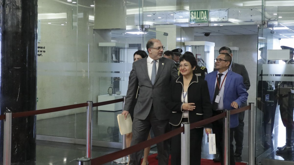 Henry Kronfle dijo a la prensa que no hay pruebas de que el informe haya sido adulterado.