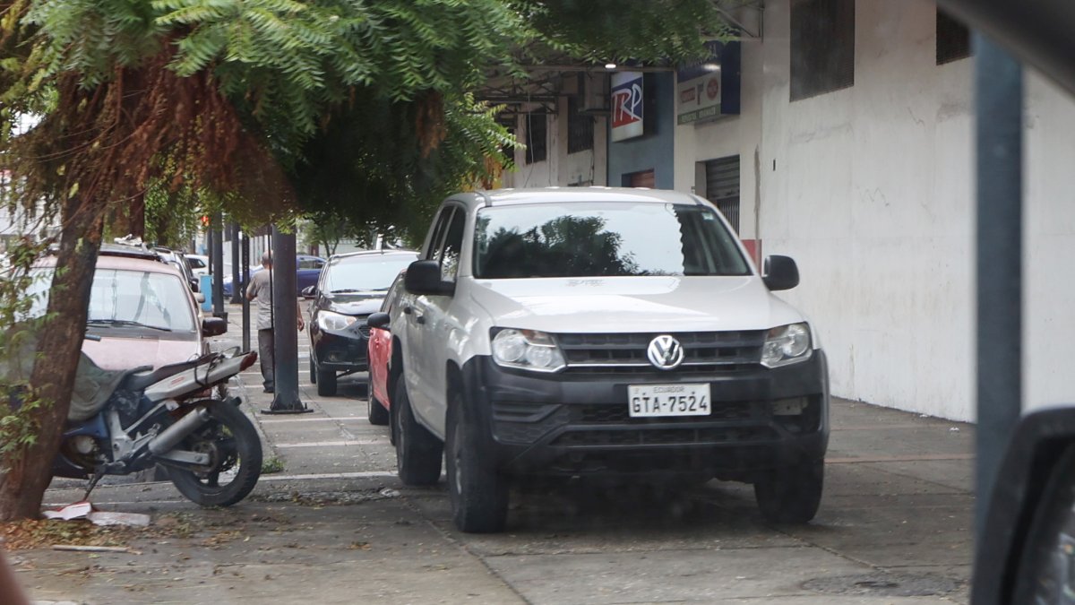 Varios vehículos bloquean una acera en las calles Los Ríos y Huancavilca, en el centro sur de Guayaquil.