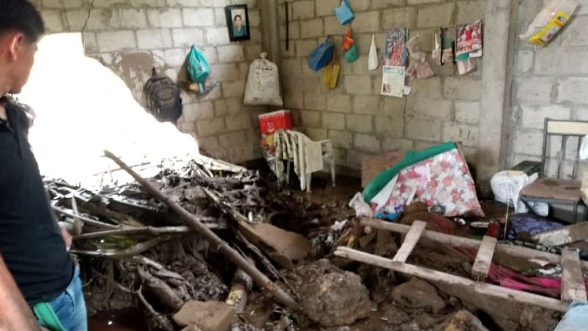 El golpe fue mortal y quedó debajo de lodo y escombros.