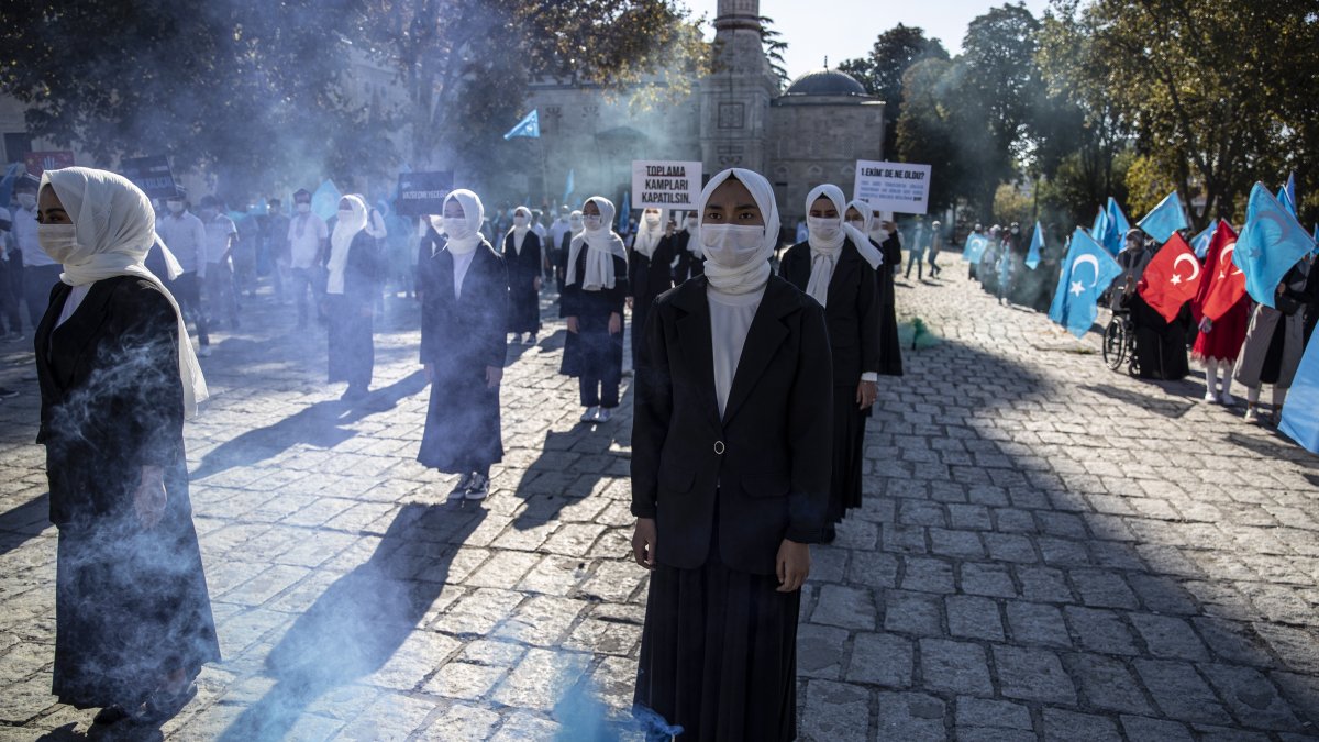 Manifestantes turcos y uigures participan en el acto 'Grito silencioso' durante una protesta contra China en Estambul, Turquía, el 1 de octubre de 2020.