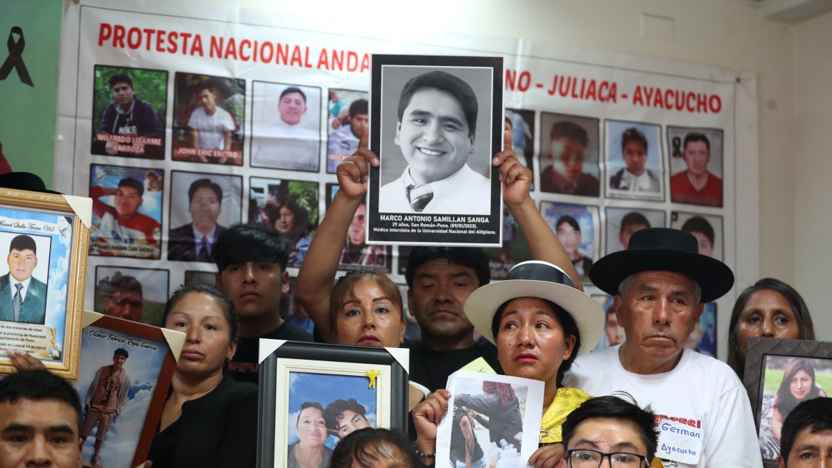 Familiares de víctimas mortales y heridos durante las protestas antigubernamentales que sacudieron Perú a finales de 2022 e inicios del 2023, este martes 20 de febrero de 2024, en Lima (Perú).