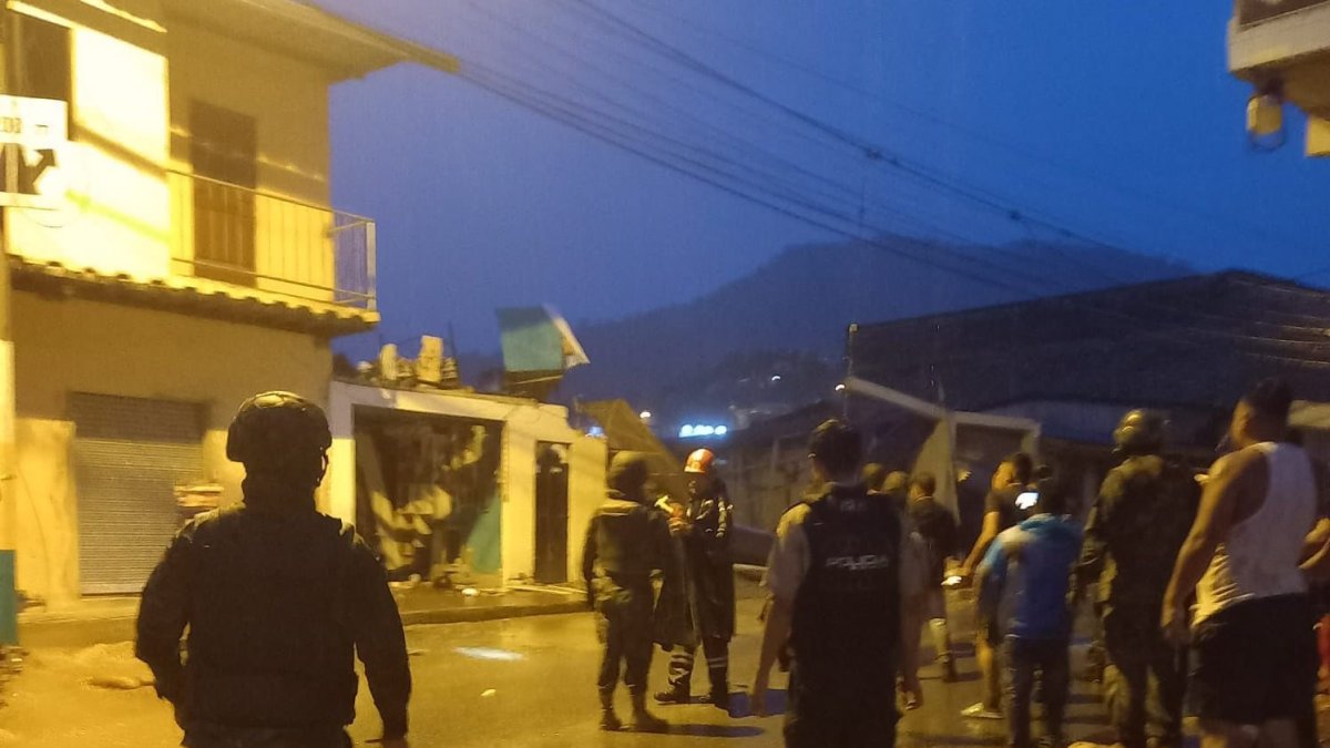 Desbordamiento de río causa el colapso de las casas