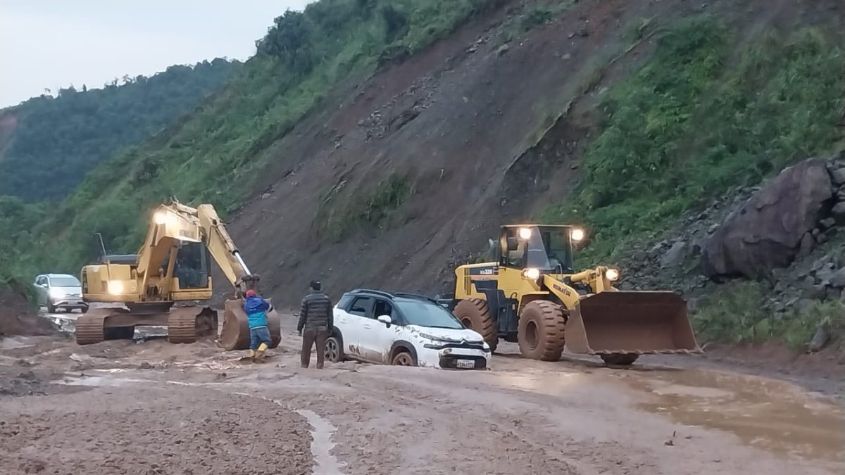 Un nuevo vehículo quedó atascado en medio del lodo que se encuentra sobre la calzada del kilómetro 90 de la vía Cuenca- Molleturo- El Empalme.