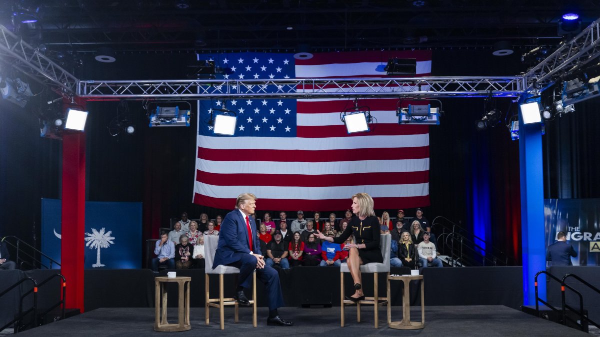 El ex presidente estadounidense y actual candidato presidencial republicano Donald Trump habla con la presentadora de Fox News, Laura Ingraham, este 20 de febrero de 2024.