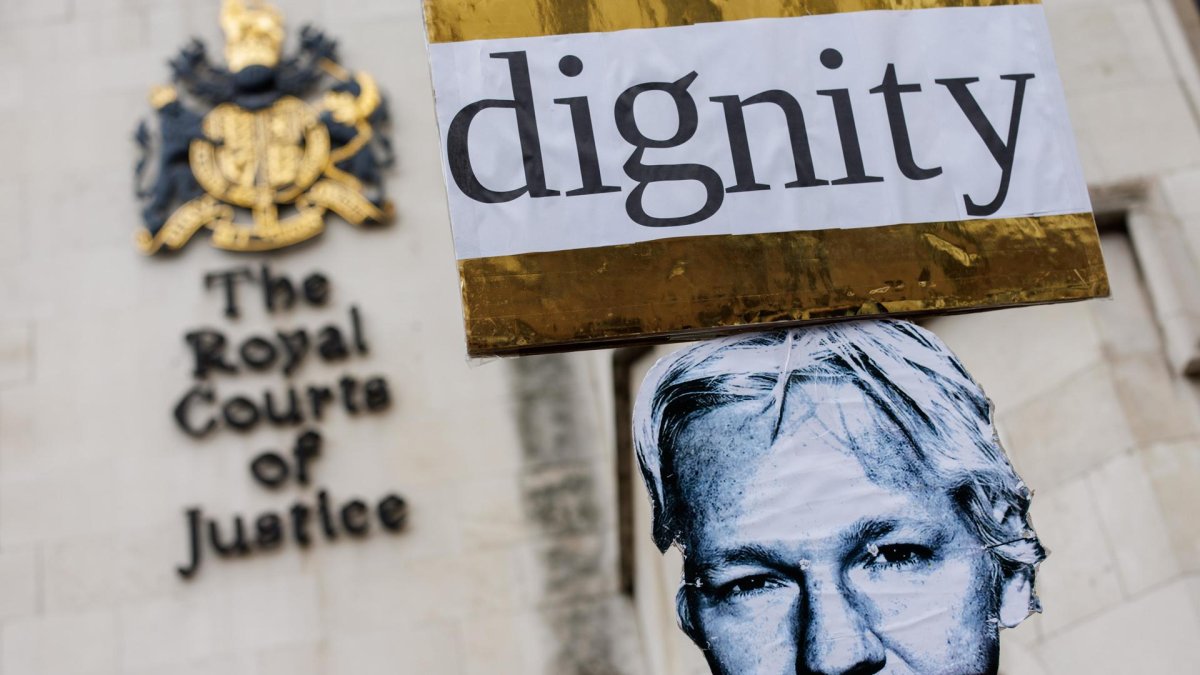 Activistas a favor de Assange protestan ante el Tribunal Real de Justicia antes de la vista de apelación de la extradición del fundador de WikiLeaks.