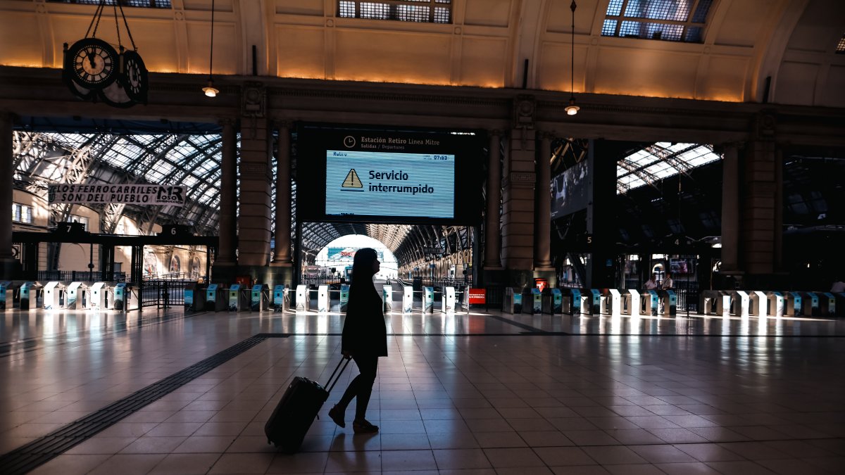 Argentina vive este 21 de febrero de 2024 un paro de 24 horas en el sector ferroviario, convocado por La Fraternidad, el más fuerte de los sindicatos que engloban a los trabajadores del tren.