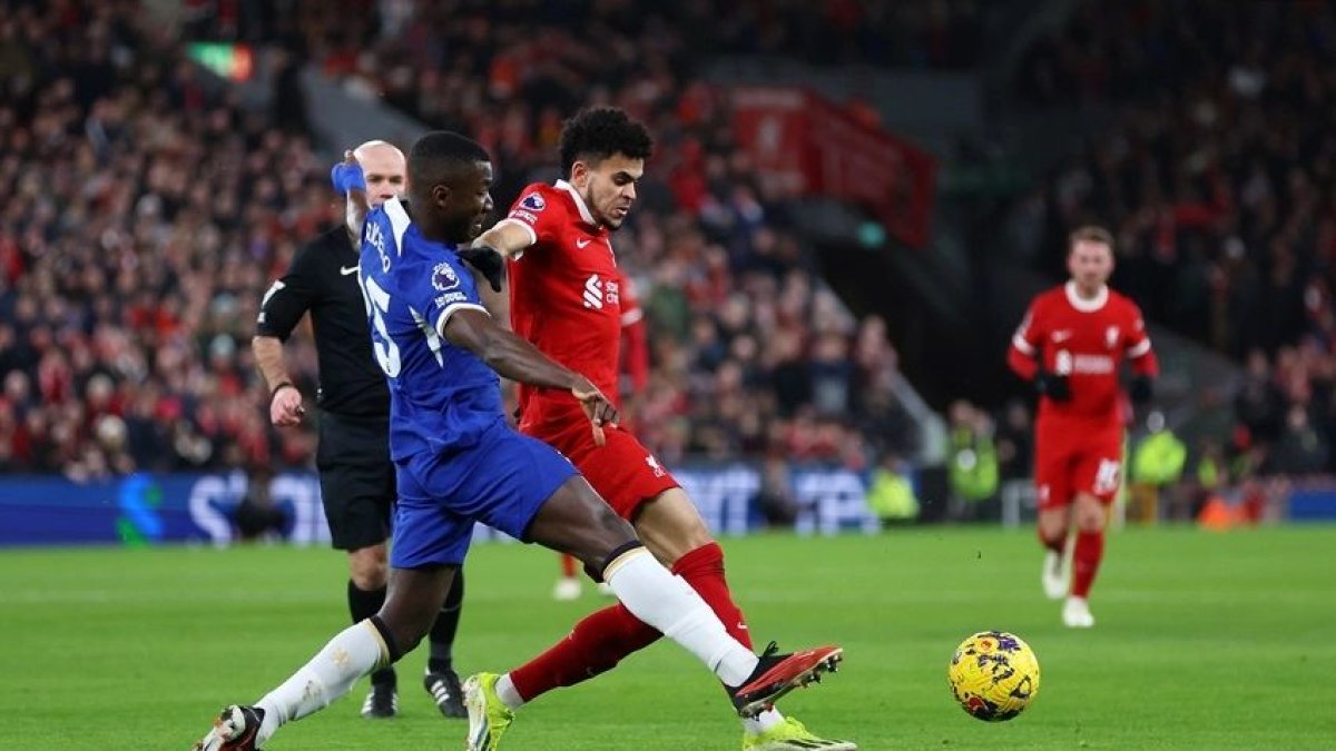 Moisés Caicedo (i) de Chelsea volverá a encontrarse con Liverpool en la final de la Copa de la Liga