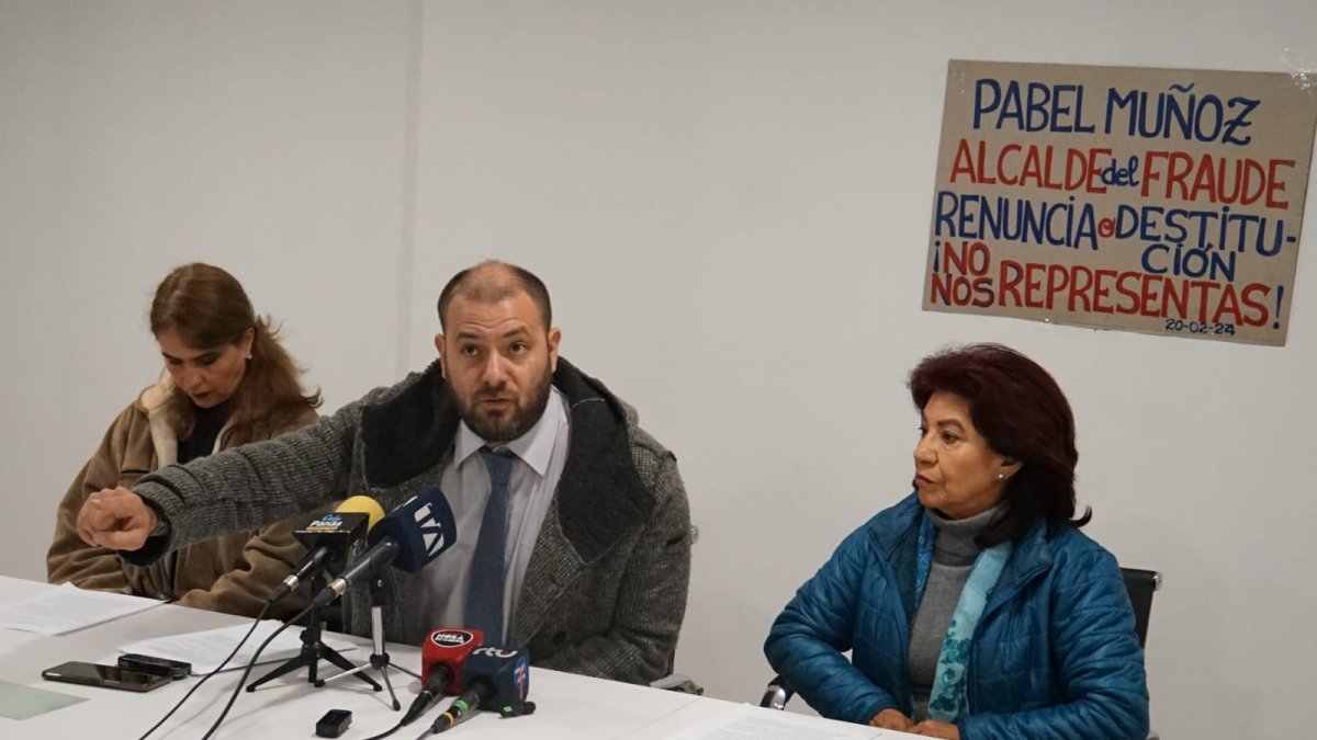 Juan Esteban Guarderas durante una rueda de prensa el 20 de febrero. Pidió la renuncia del alcalde Pabel Muñoz.