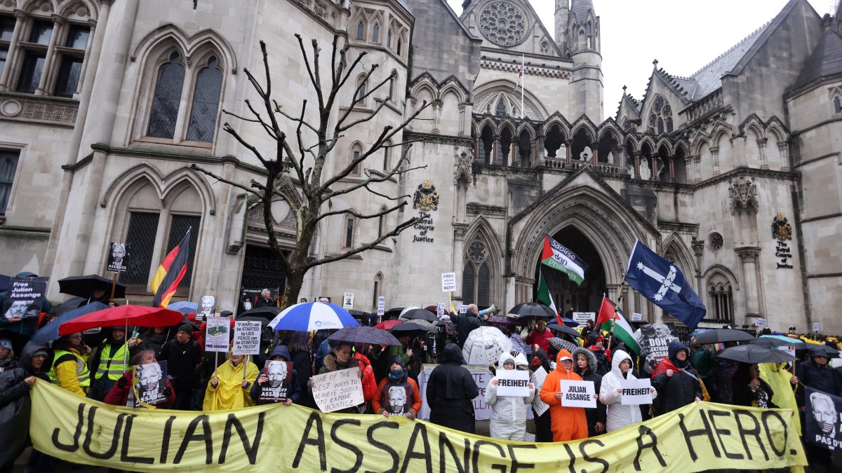 Los partidarios de Julian Assange protestan en los Tribunales Reales de Justicia el segundo día de la audiencia de apelación de extradición en Londres, Gran Bretaña, el 21 de febrero de 2024.
