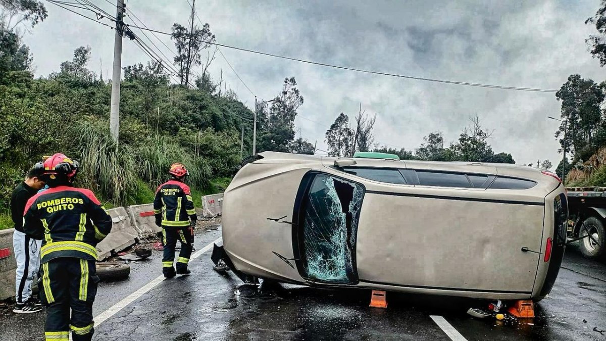 Un auto se volcó en la avenida Simón Bolívar y dejó un herido en el sector de la Universidad Internacional, en Quito.