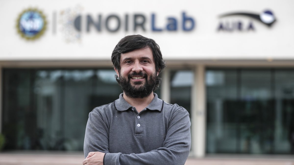 El astrónomo Guillermo Damke visita las oficinas de AURA Observatorio Chile, en la Región de Coquimbo (Chile)