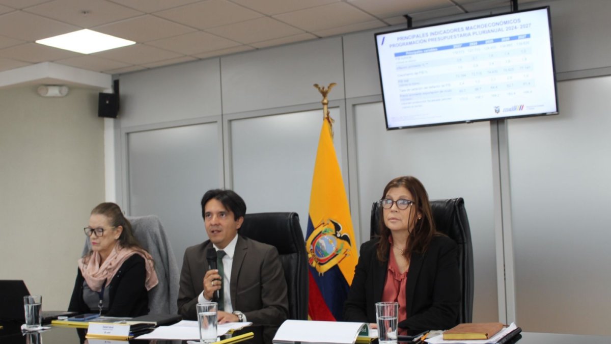 Las autoridades del Ministerio de Economía y Finanzas, en rueda de prensa el 21 de febrero de 2024.