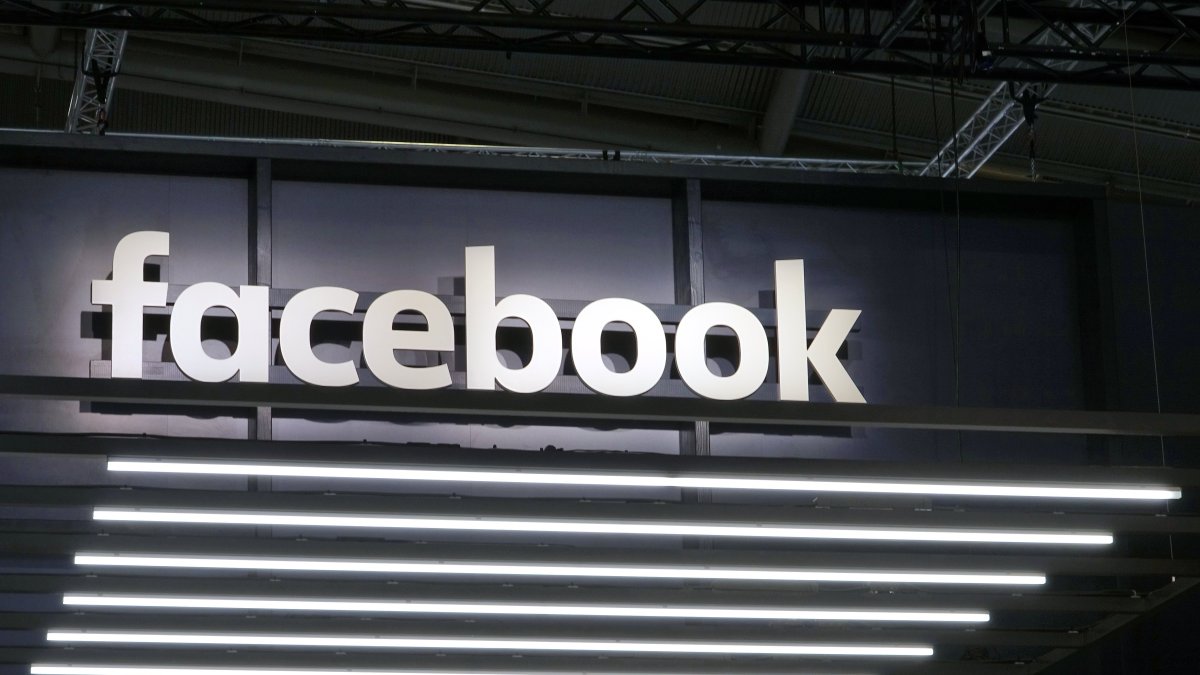 Imagen del rótulo iluminado de la compañía Facebook durante el Salón del Automóvil de Fráncfort