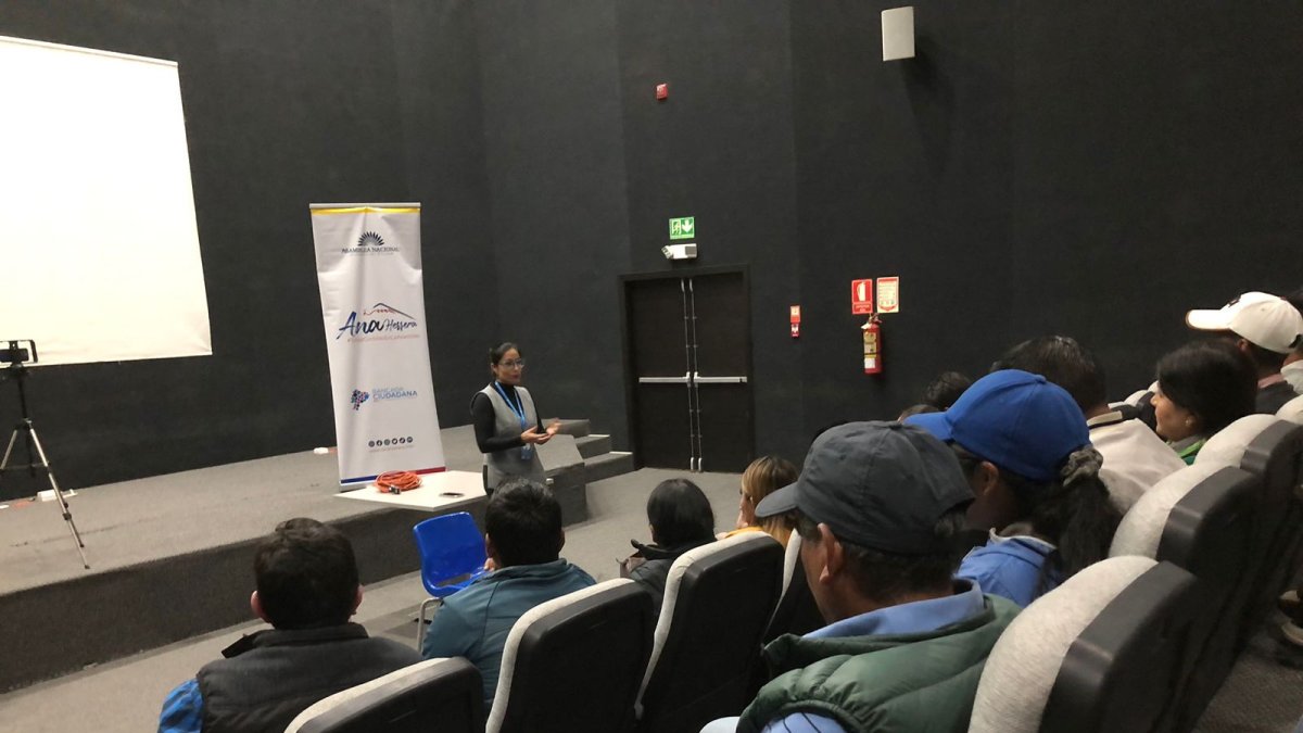 Productores exponen su problema a autoridades.